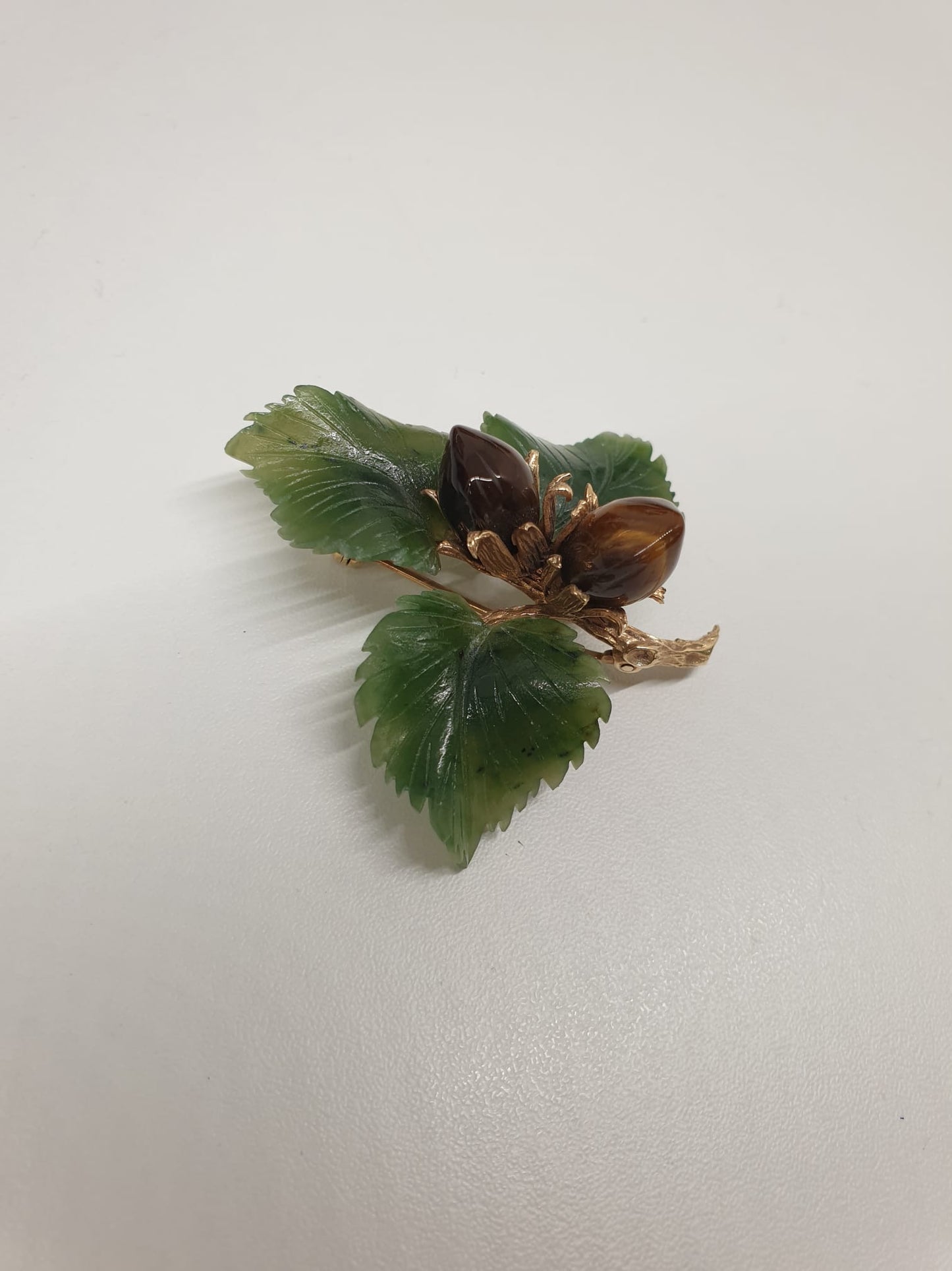 585 Gold Brosche 'Haselnuss' aus Tigerauge und Nephrit