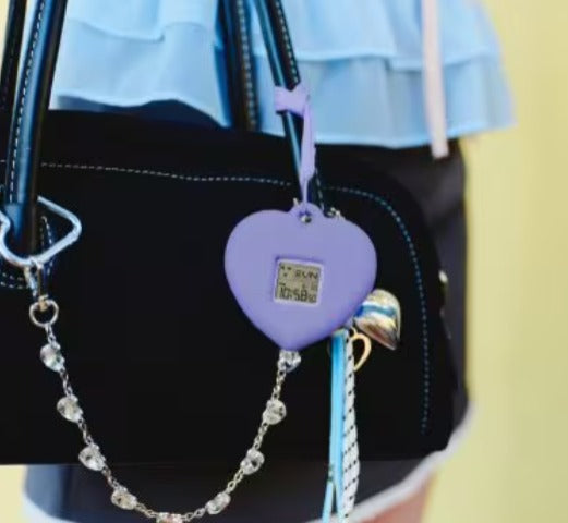 Front view with bag zipped and handles upright.