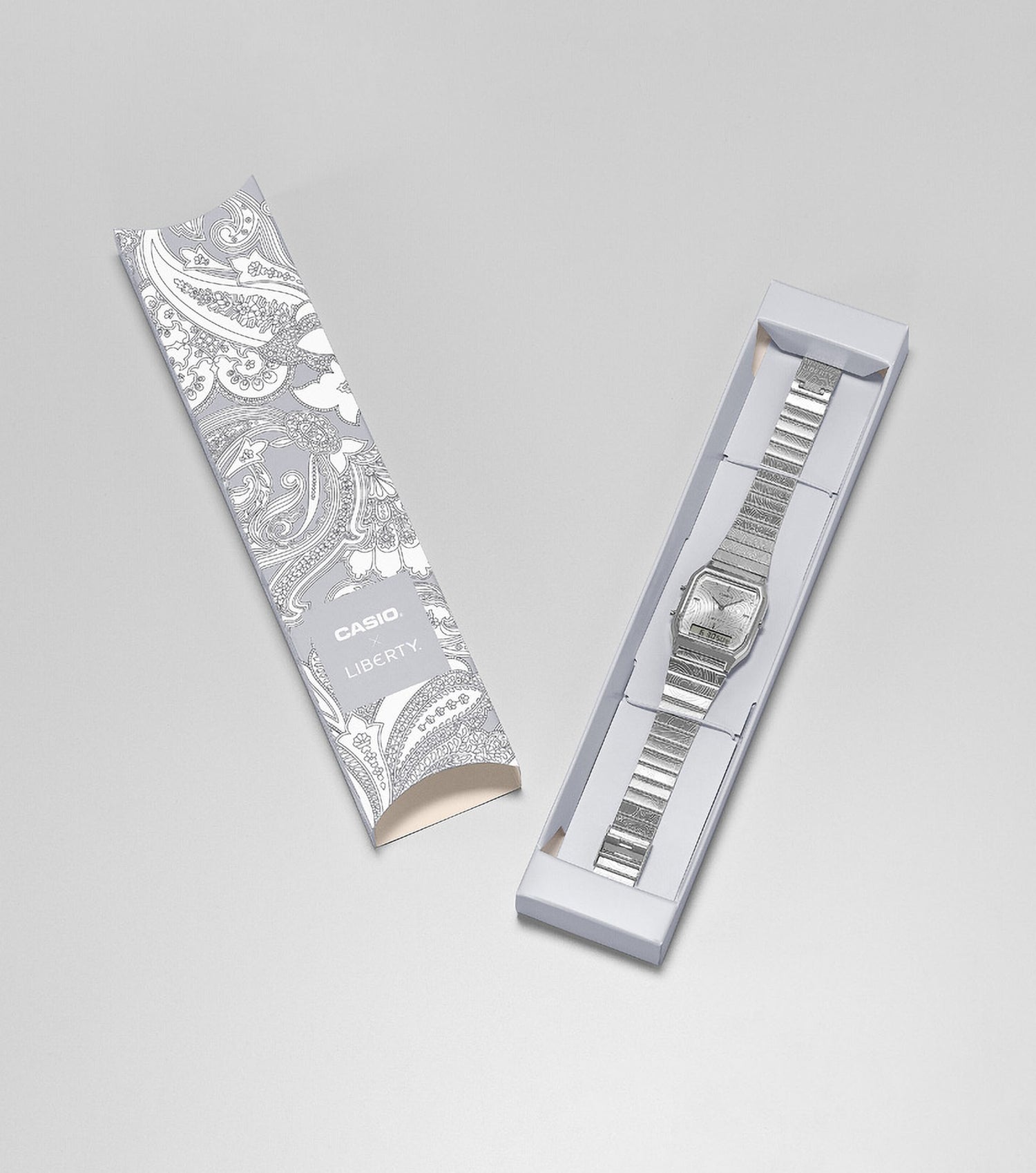 Front view with bag zipped and handles upright.