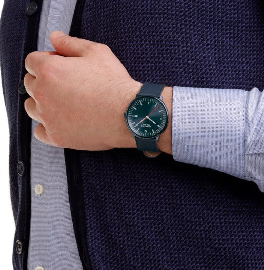 Front view with bag zipped and handles upright.