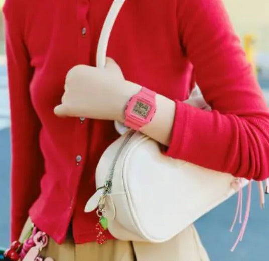 Front view with bag zipped and handles upright.