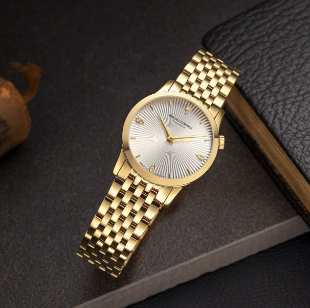 Front view with bag zipped and handles upright.