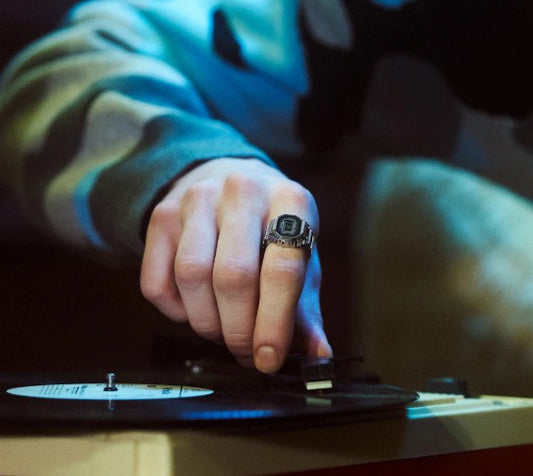 CASIO 50 jähriges Uhren-Jubiläum mit Mini-Digitaluhr als Ring CRW-001-1ER