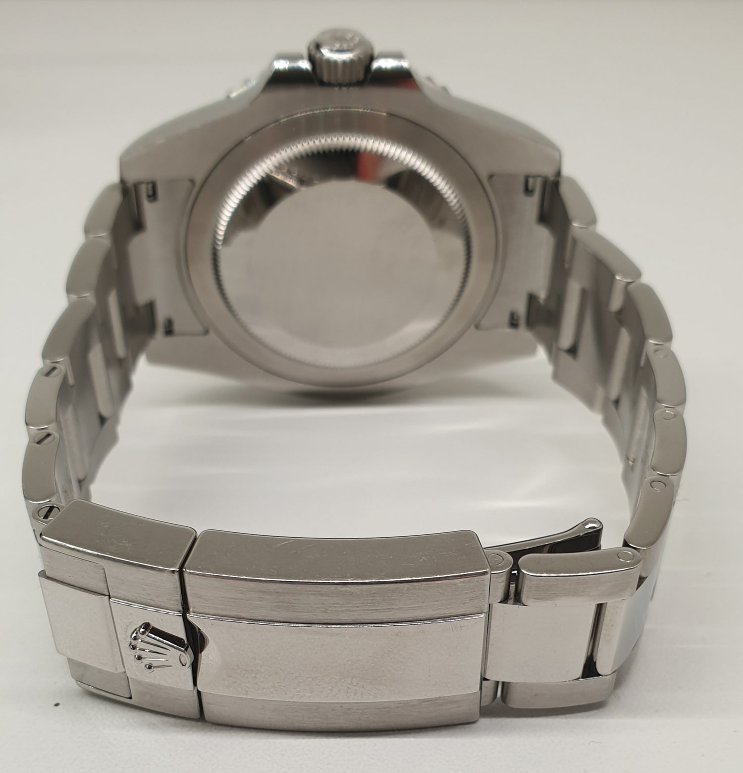 Front view with bag zipped and handles upright.