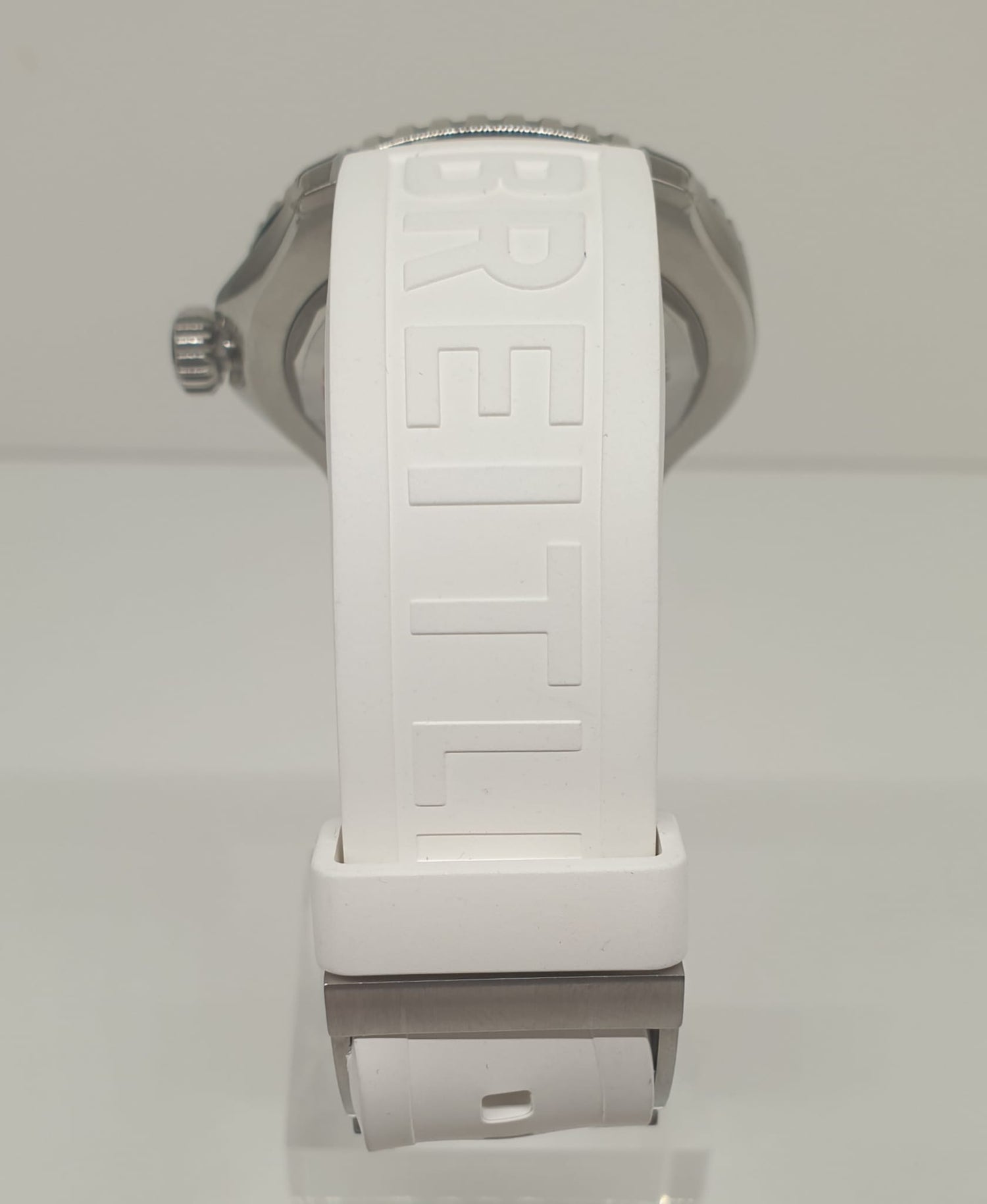 Front view with bag zipped and handles upright.