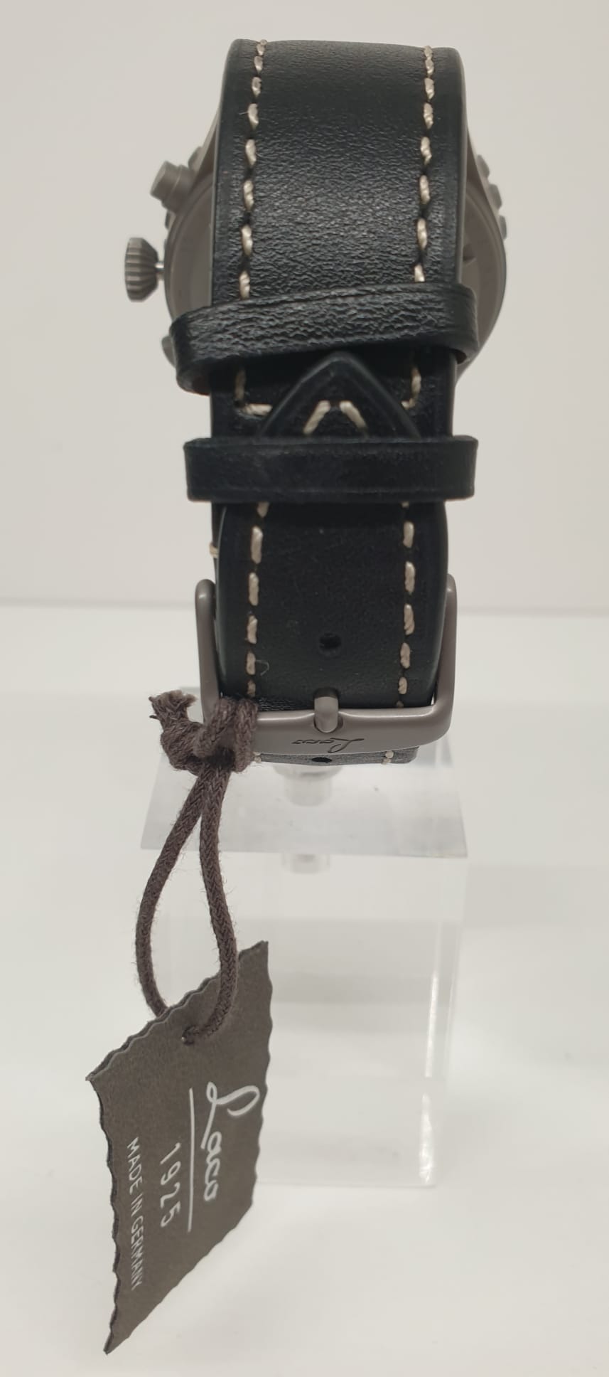 Front view with bag zipped and handles upright.