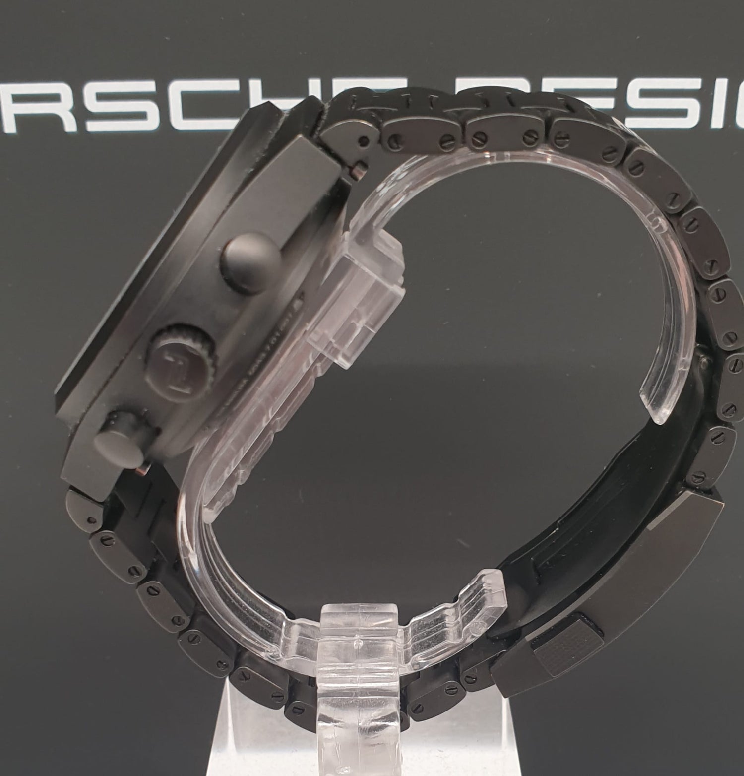 Front view with bag zipped and handles upright.