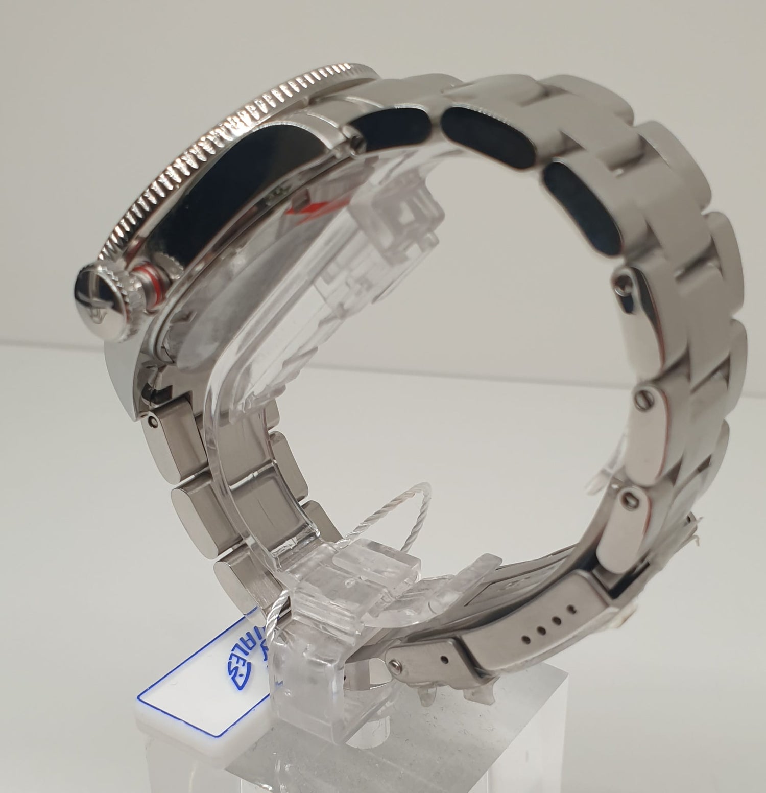 Front view with bag zipped and handles upright.