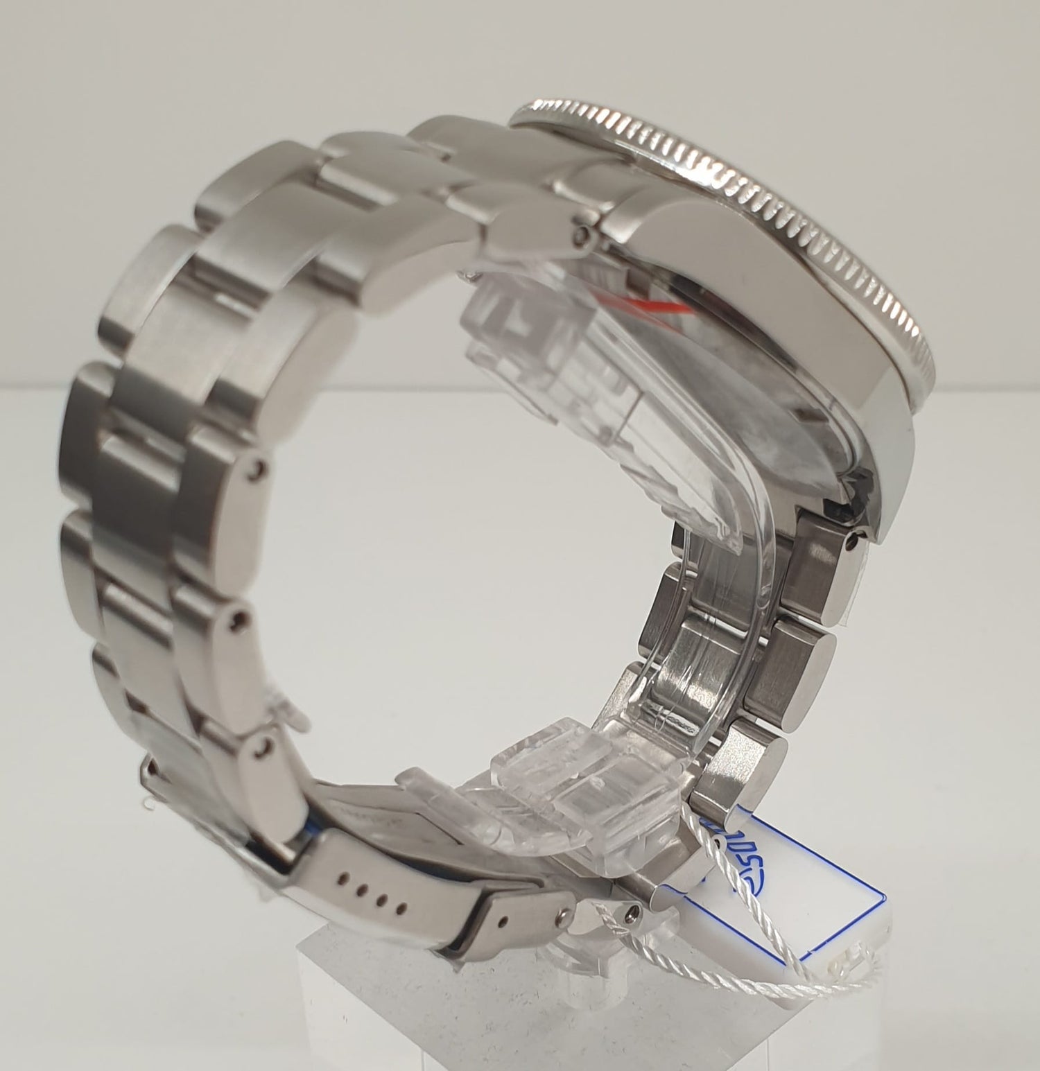 Front view with bag zipped and handles upright.