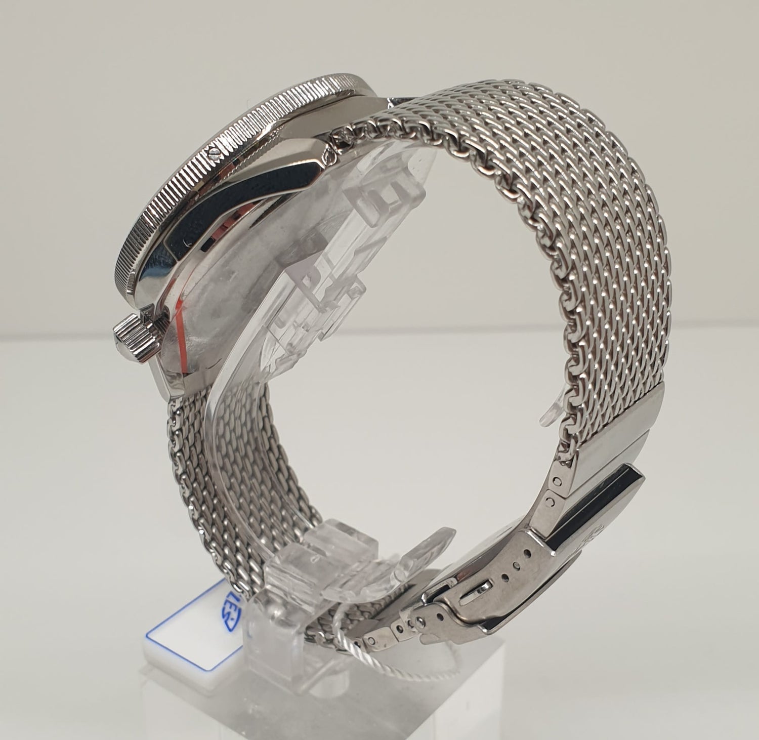 Front view with bag zipped and handles upright.