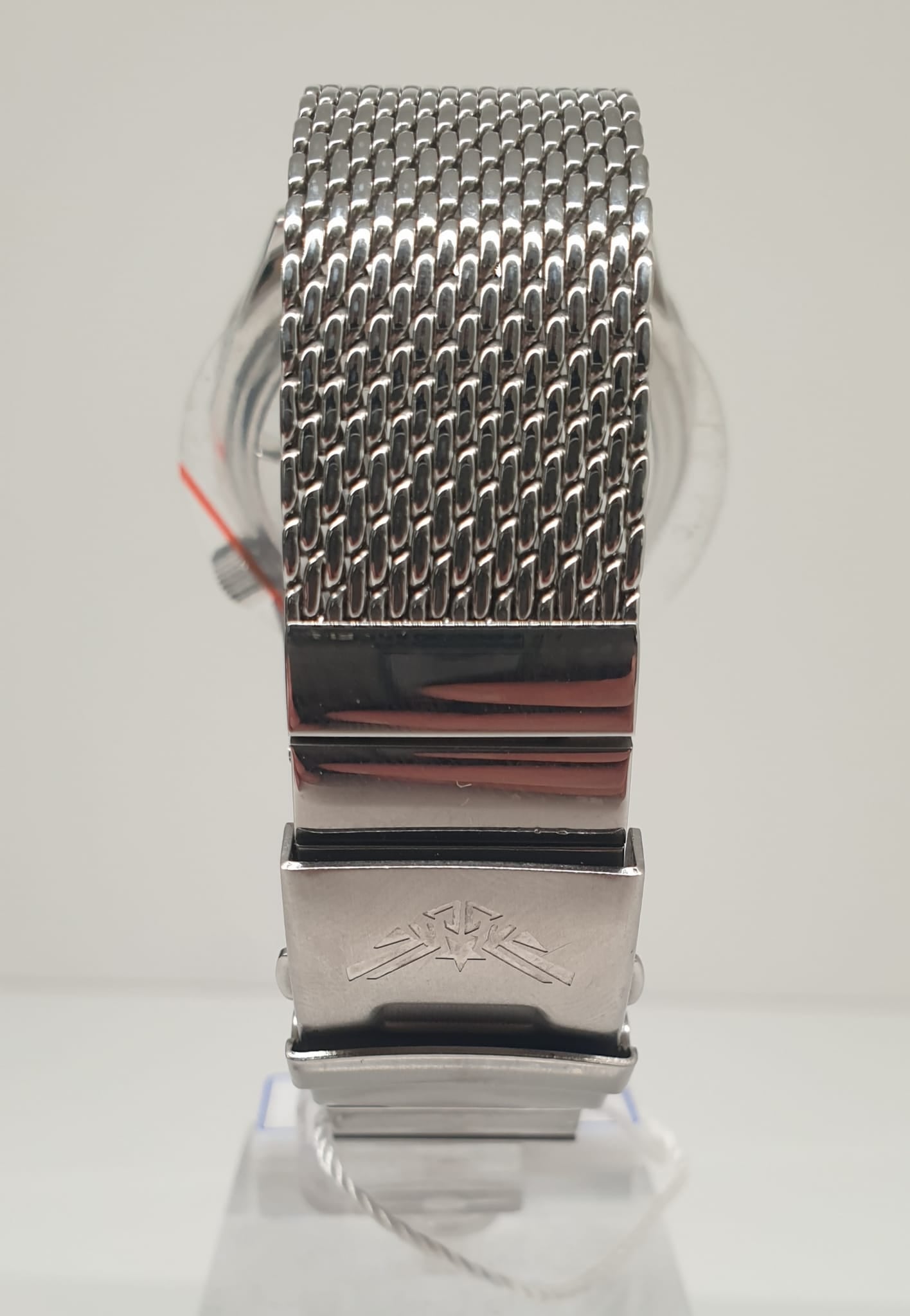 Front view with bag zipped and handles upright.