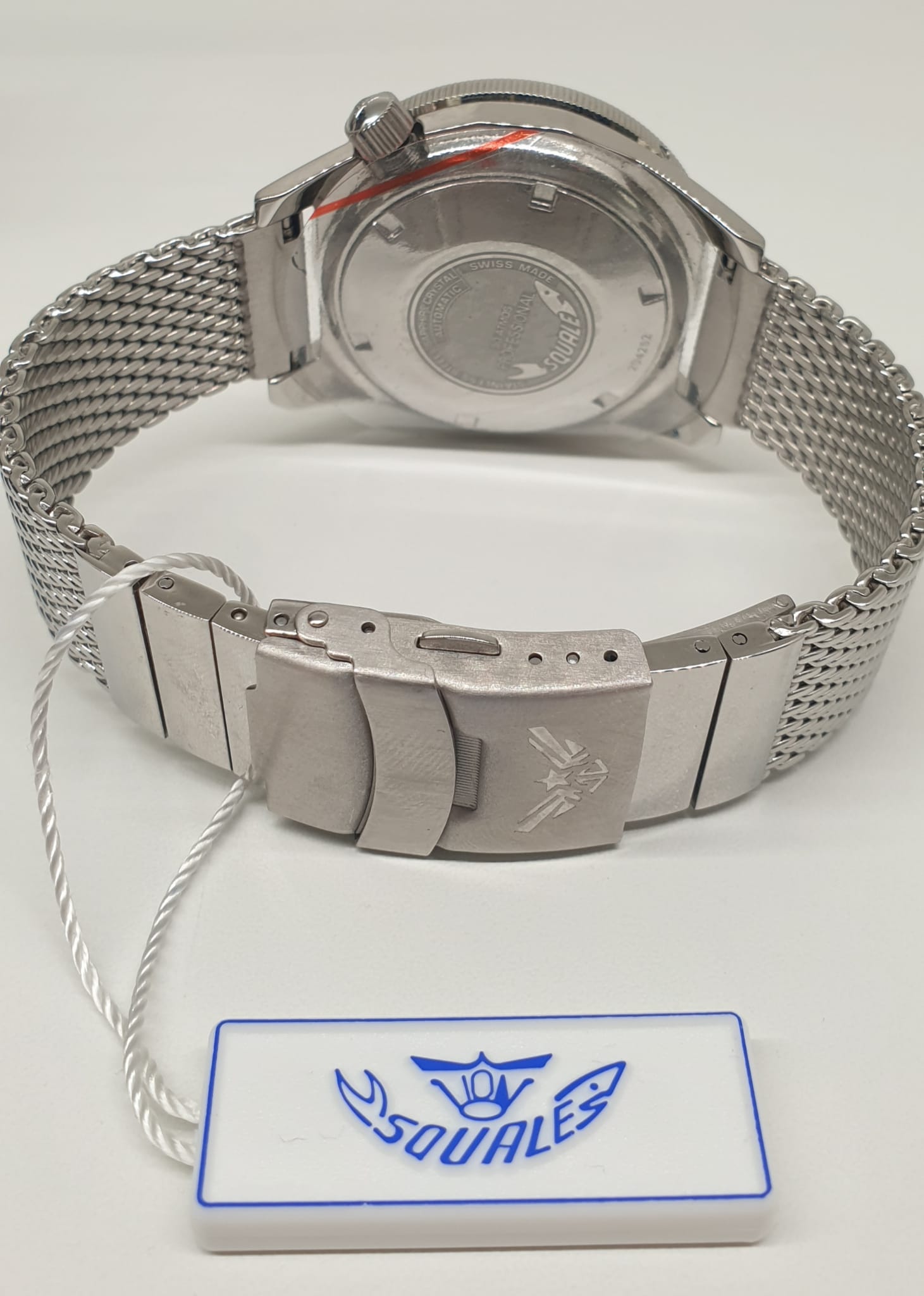 Front view with bag zipped and handles upright.