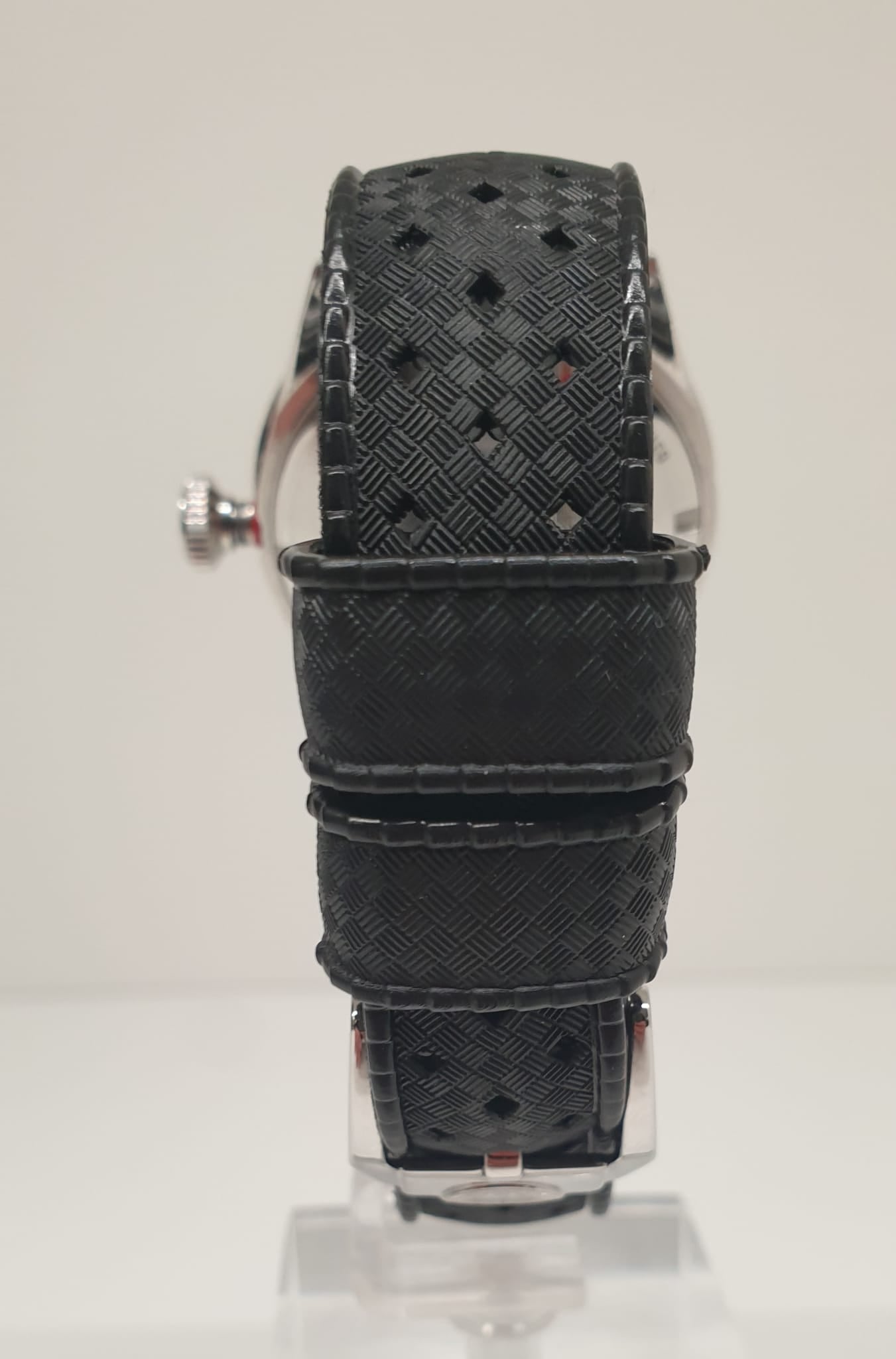 Front view with bag zipped and handles upright.