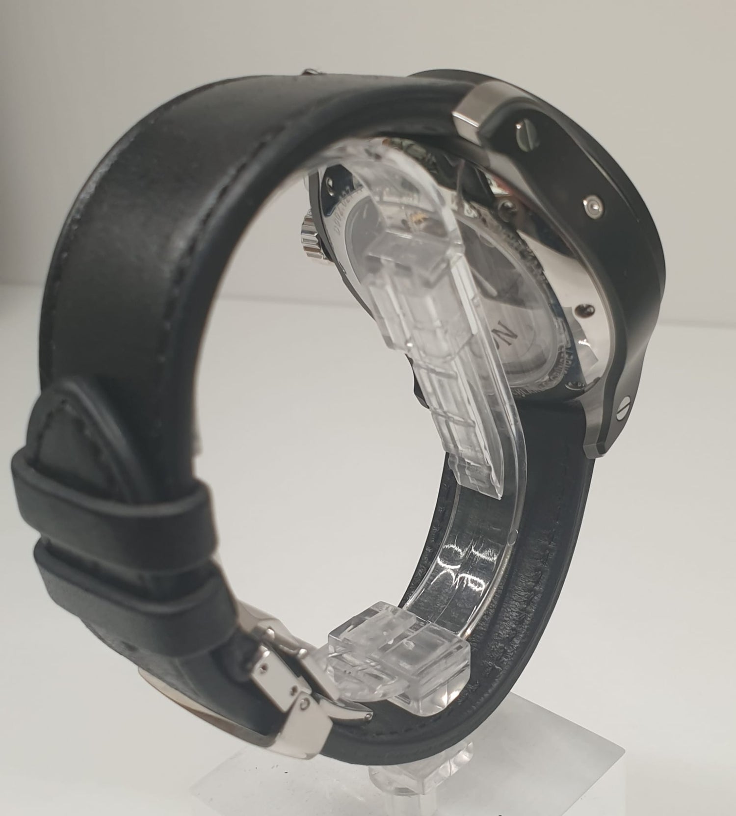 Front view with bag zipped and handles upright.