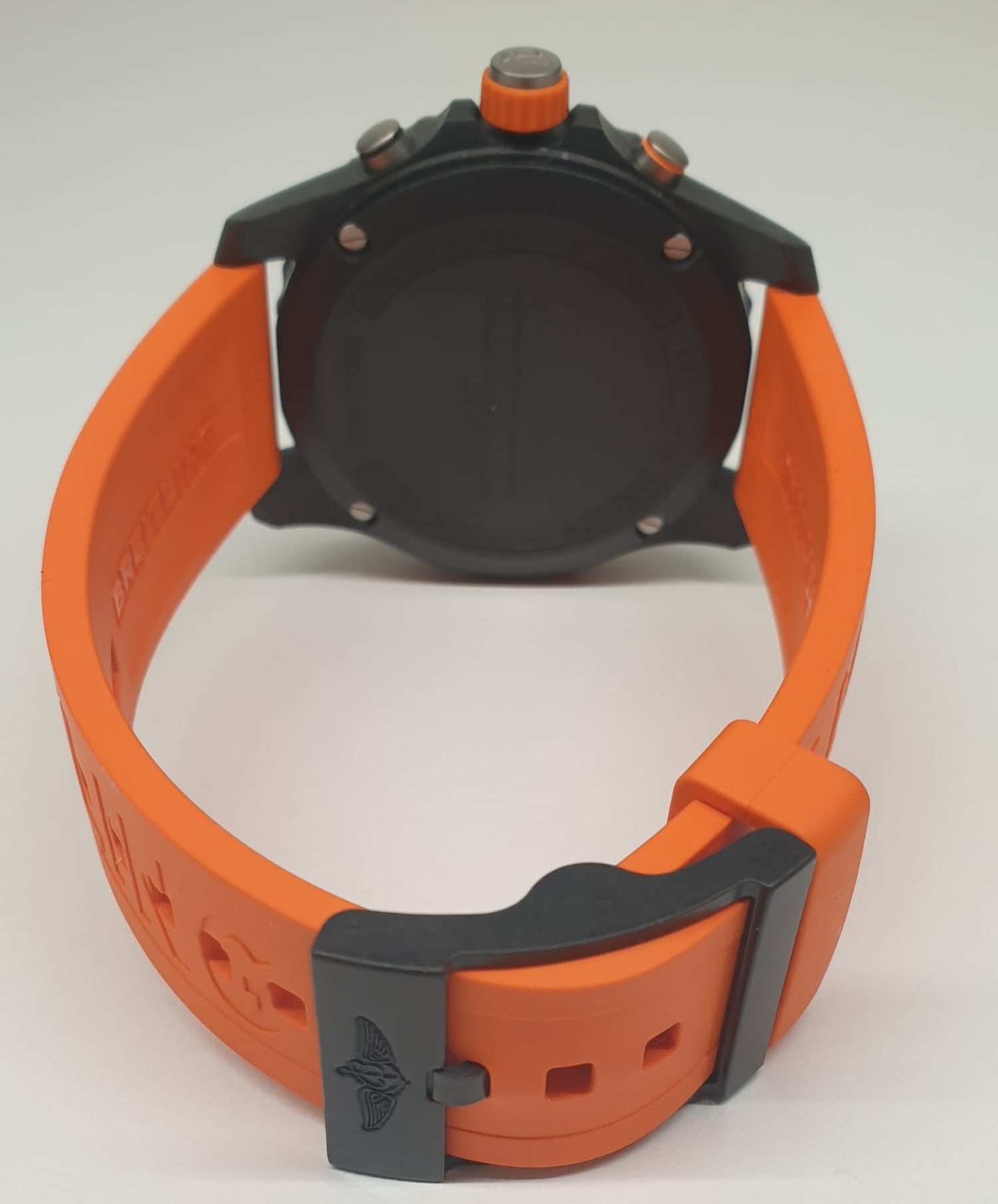 Front view with bag zipped and handles upright.