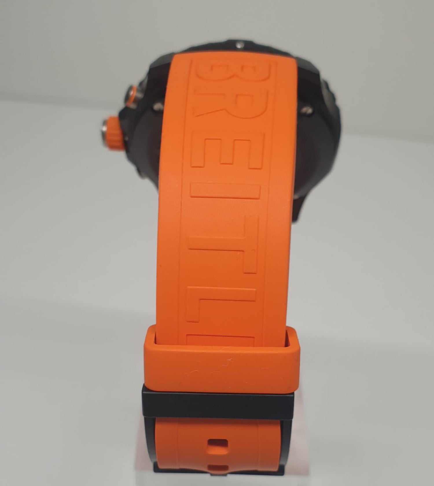 Front view with bag zipped and handles upright.