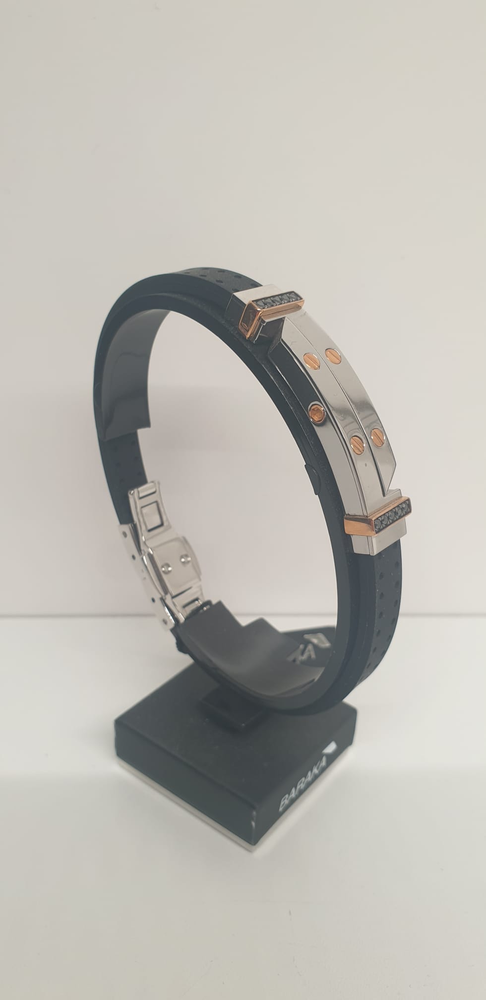 Front view with bag zipped and handles upright.