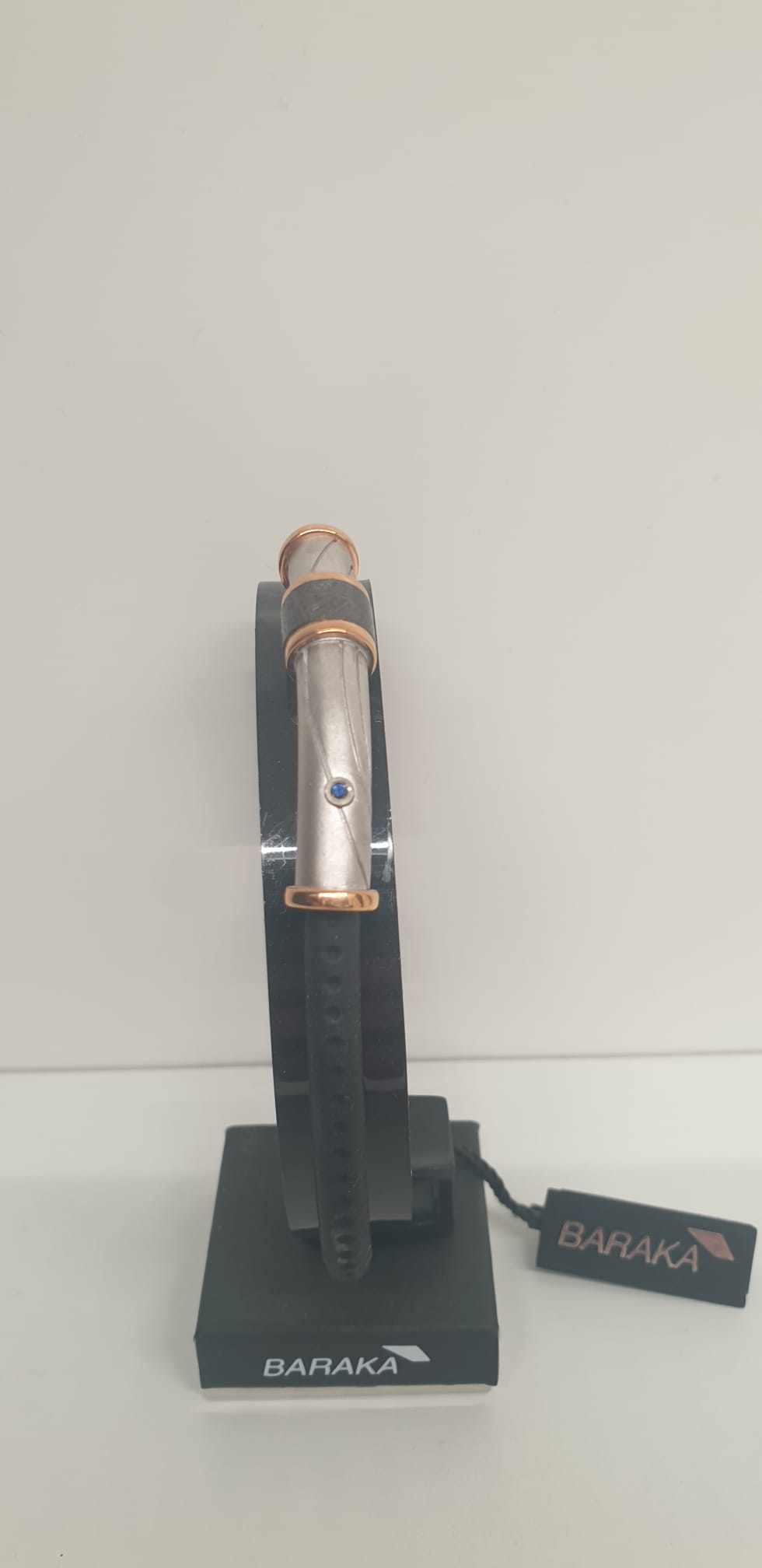 Front view with bag zipped and handles upright.