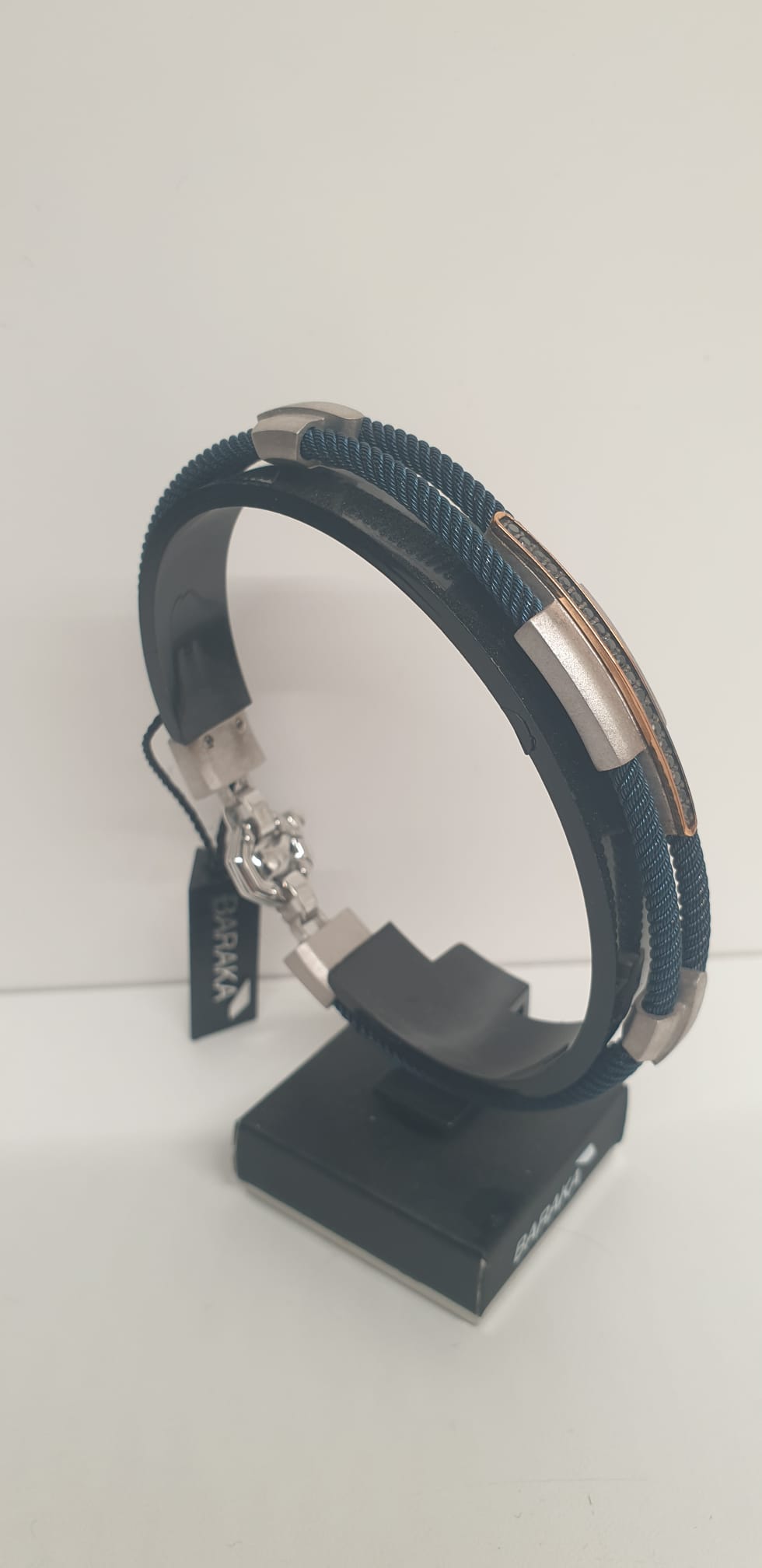 Front view with bag zipped and handles upright.