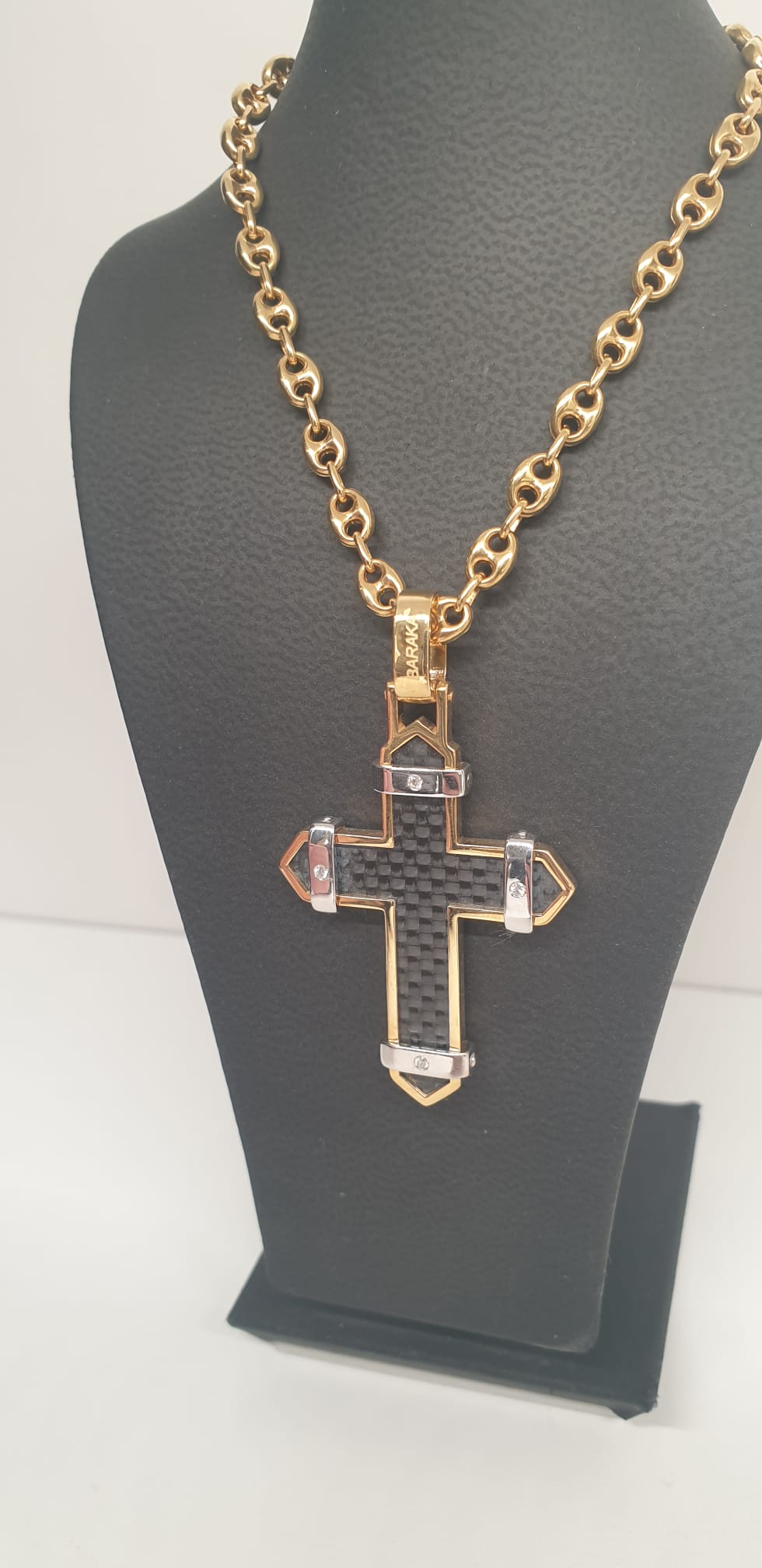 Front view with bag zipped and handles upright.