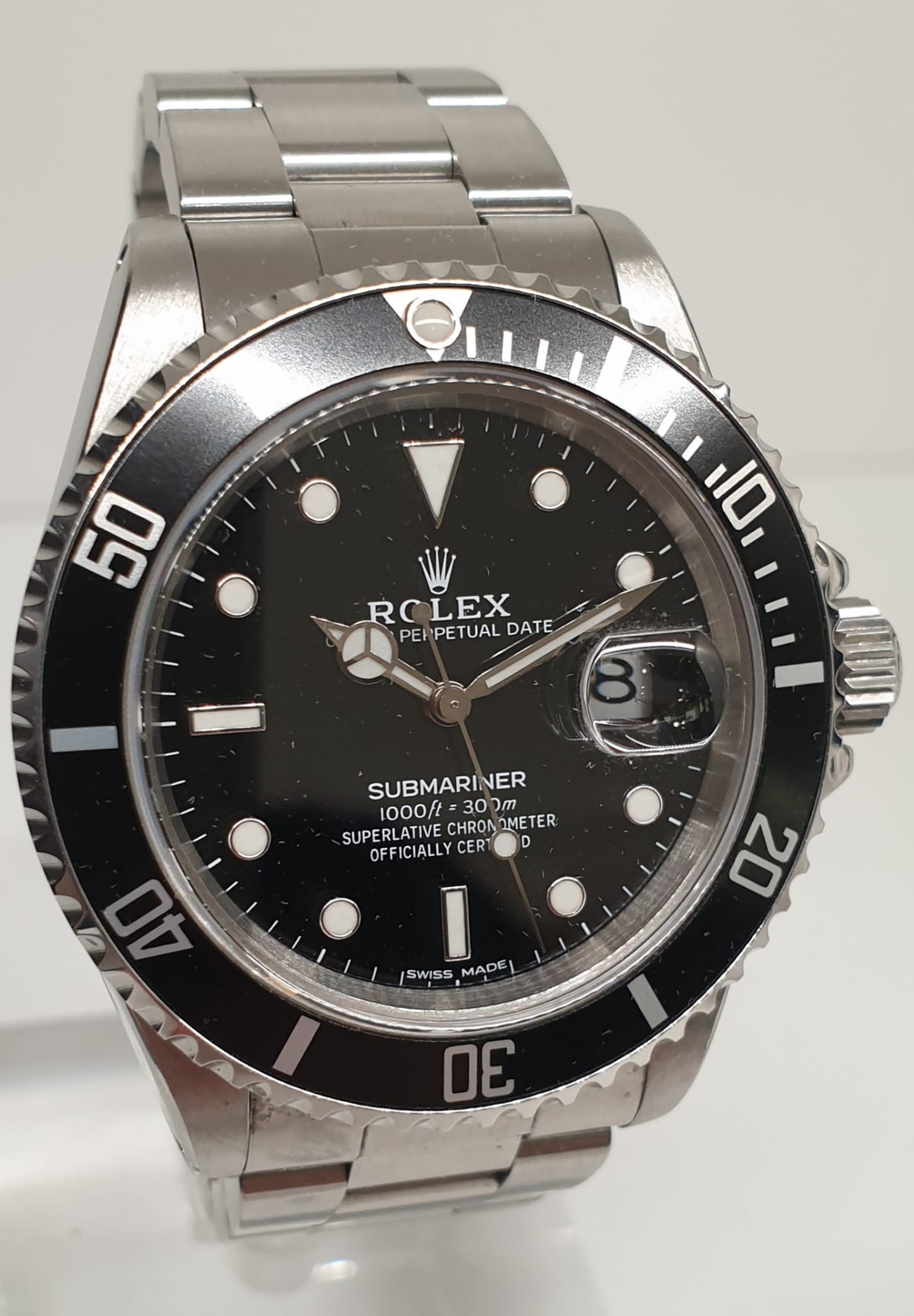 Front view with bag zipped and handles upright.