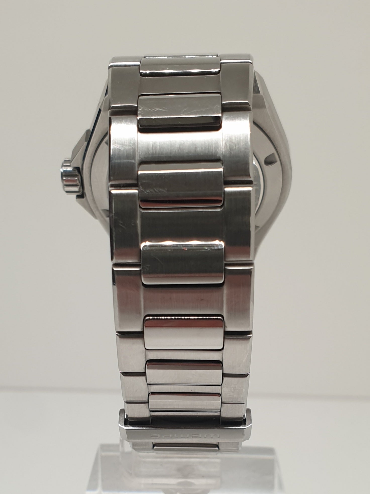 Front view with bag zipped and handles upright.