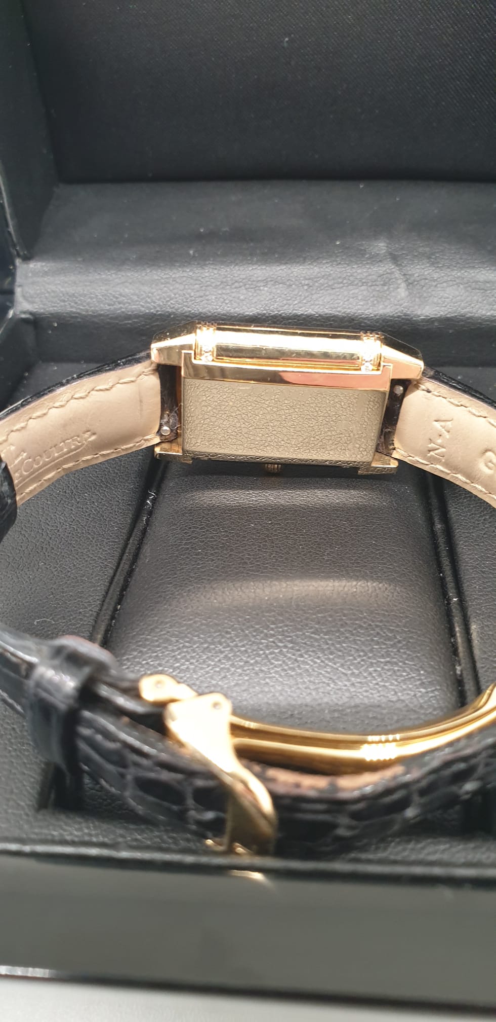 Front view with bag zipped and handles upright.