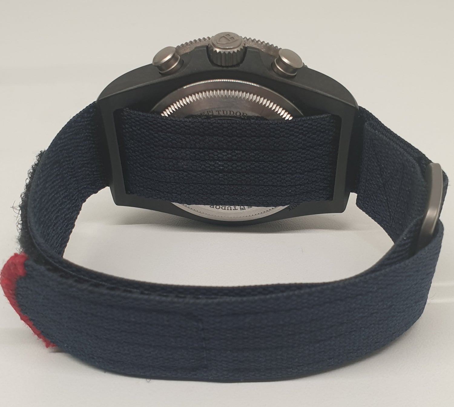 Front view with bag zipped and handles upright.