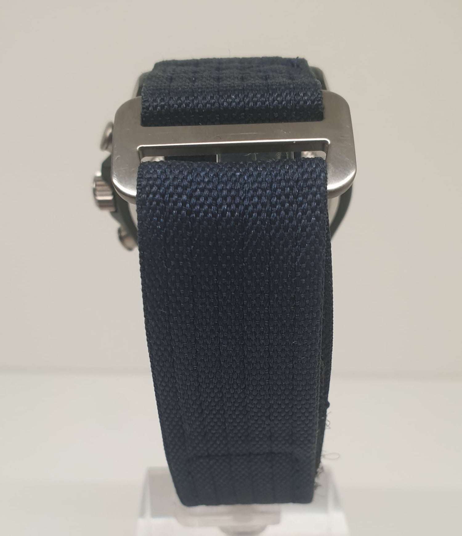 Front view with bag zipped and handles upright.