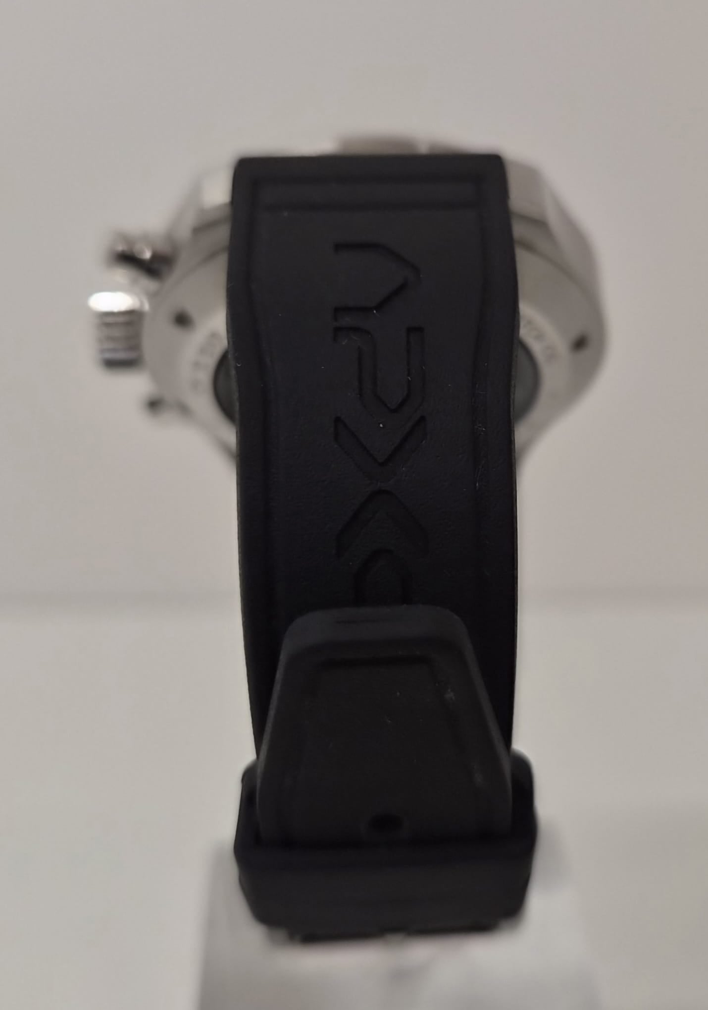 Front view with bag zipped and handles upright.