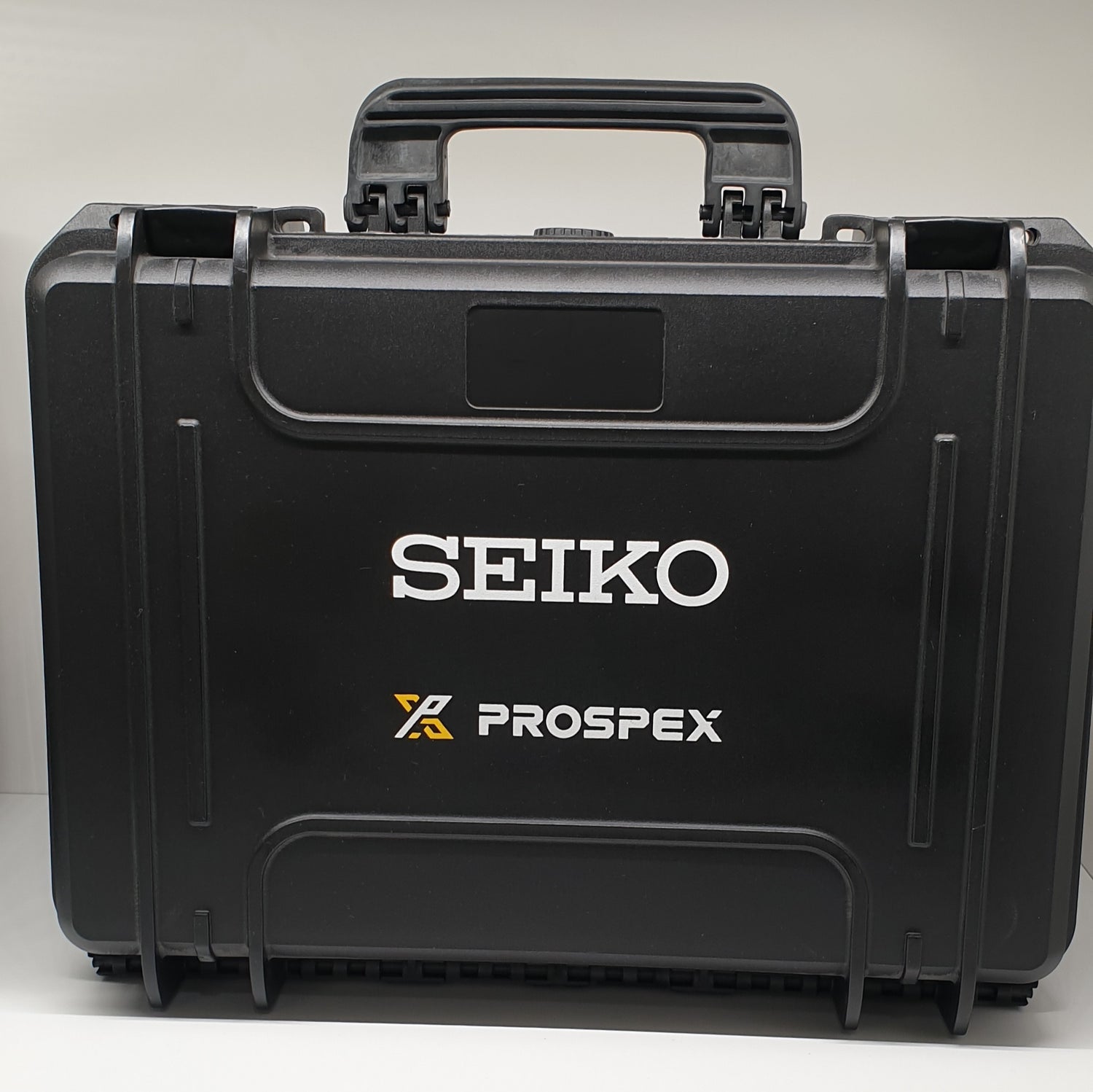 Front view with bag zipped and handles upright.